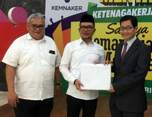 (L–R) APO Director for Indonesia Bambang Satrio Lelono, Minister of Manpower H.E. M. Hanif Dhakiri, and APO Secretary-General Santhi Kanokutanaporn