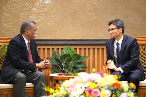 APO Secretary-General AKP Mochtan (L) conversing with Deputy Prime Minister Vu Duc Dam, 29 November