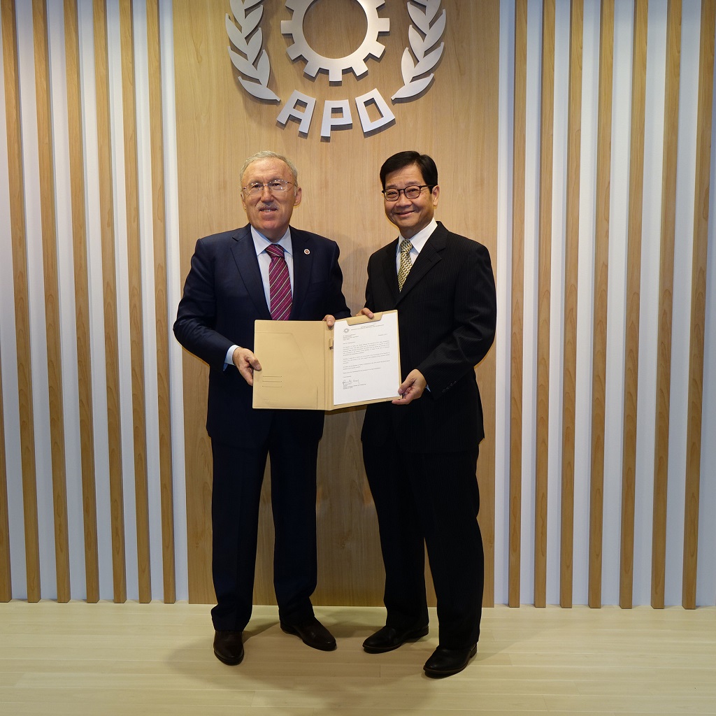 2. Ambassador Mercan (L) delivering the letter from Minister of Science, Industry and Technology Özlü to Secretary-General Kanoktanaporn at the APO Secretariat, 10 January 2018.