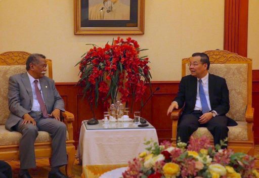 APO Secretary-General AKP Mochtan (L) with Minister of Science and Technology Chu Ngoc Anh, 30 November.