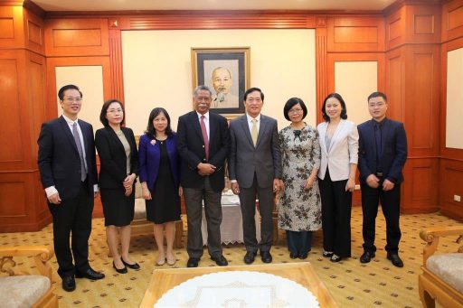 Meeting with Vice Minister of Science and Technology Tran Van Tung (center R), 29November.