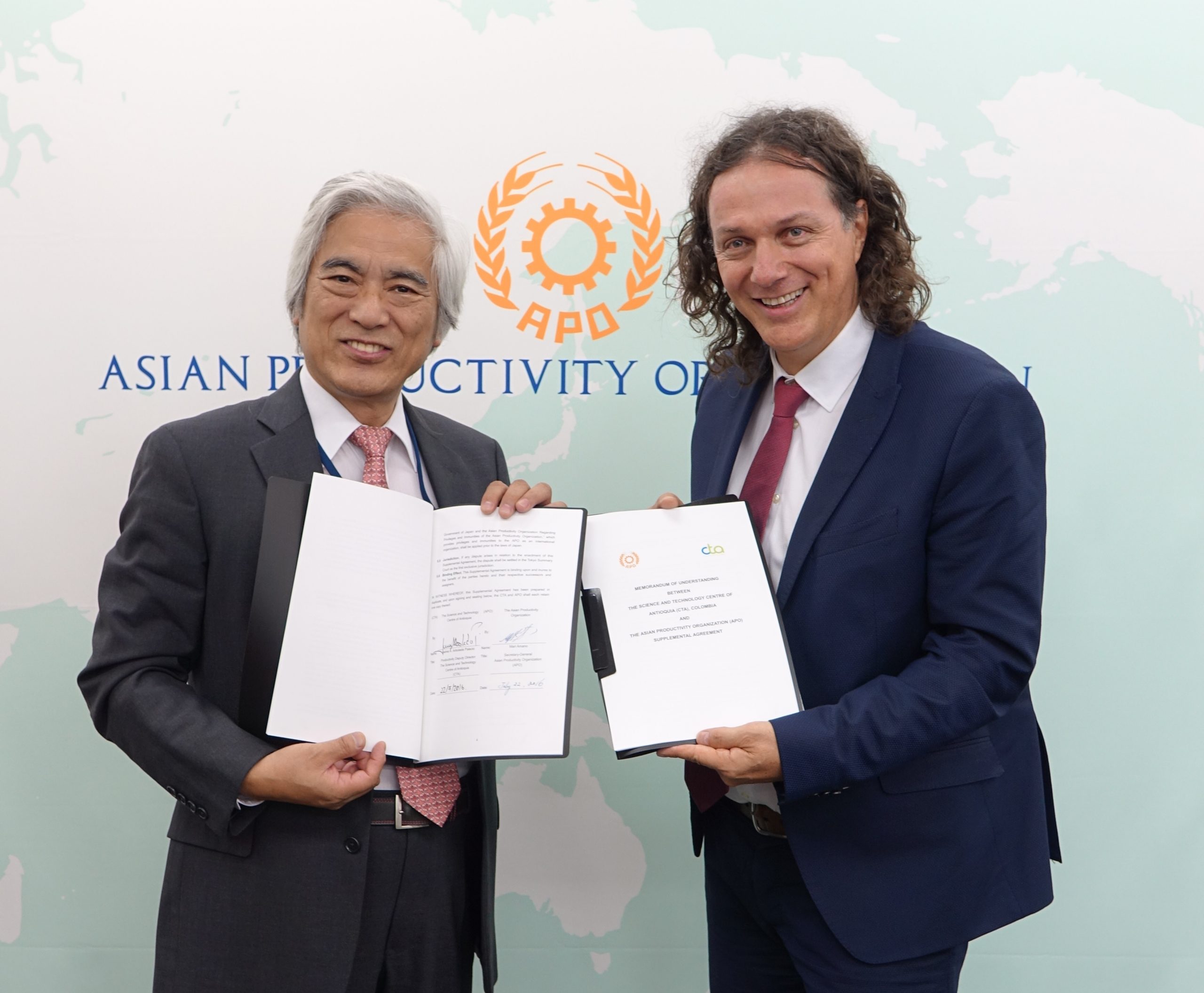 APO Secretary-General Mari Amano (L) and CTA Productivity Deputy Director Jaime Arboleda Palacio after signing an agreement to conduct a training course for the development of CTA productivity practitioners and independent consultants in Medellin.