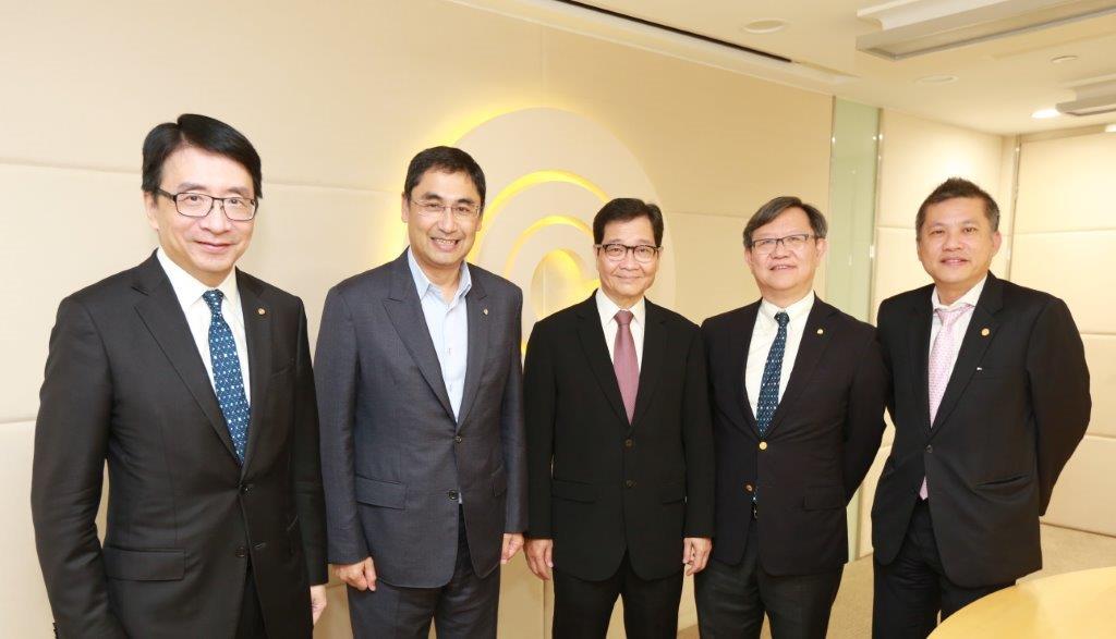 (L–R) HKPC Technology Development Director Dr. Lawrence Cheung, HKPC Executive Director Mohamed D. Butt, APO Secretary-General Dr. Santhi Kanoktanaporn, HKPC Chair Willy Lin, and APO Administration and Finance Department Director Sherman Looat the HKPC, 12 June 2018.