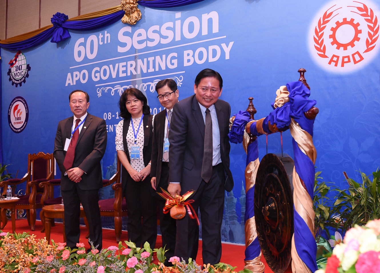 Deputy Minister of Industry and Commerce Somchith Inthamith of Lao PDR beating the goan to formally inaugurate the 60th session of the Governing Body in Vientiane, Lao PDR, 8 May 2018.
