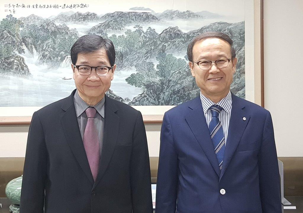APO Secretary-General Dr. Santhi Kanoktanaporn (L) and KPC Chairman and CEO Dr. Kyoo Sung Noh at the KPC, 14 June 2018.