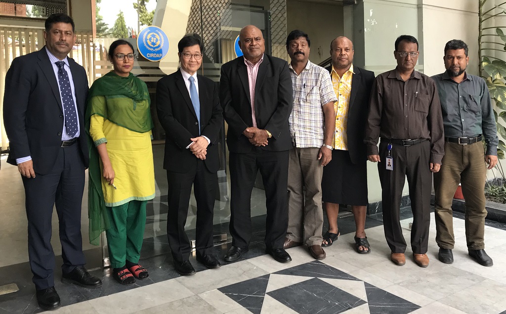 APO Secretary-General Santhi Kanoktanaporn (3rd from the left) meets with CIRDAP Director Genearl Tevita G. Boseiwaqa Tanginavulau (4th from the left), Dhaka, 15 March 2018. Photo: CIRDAP