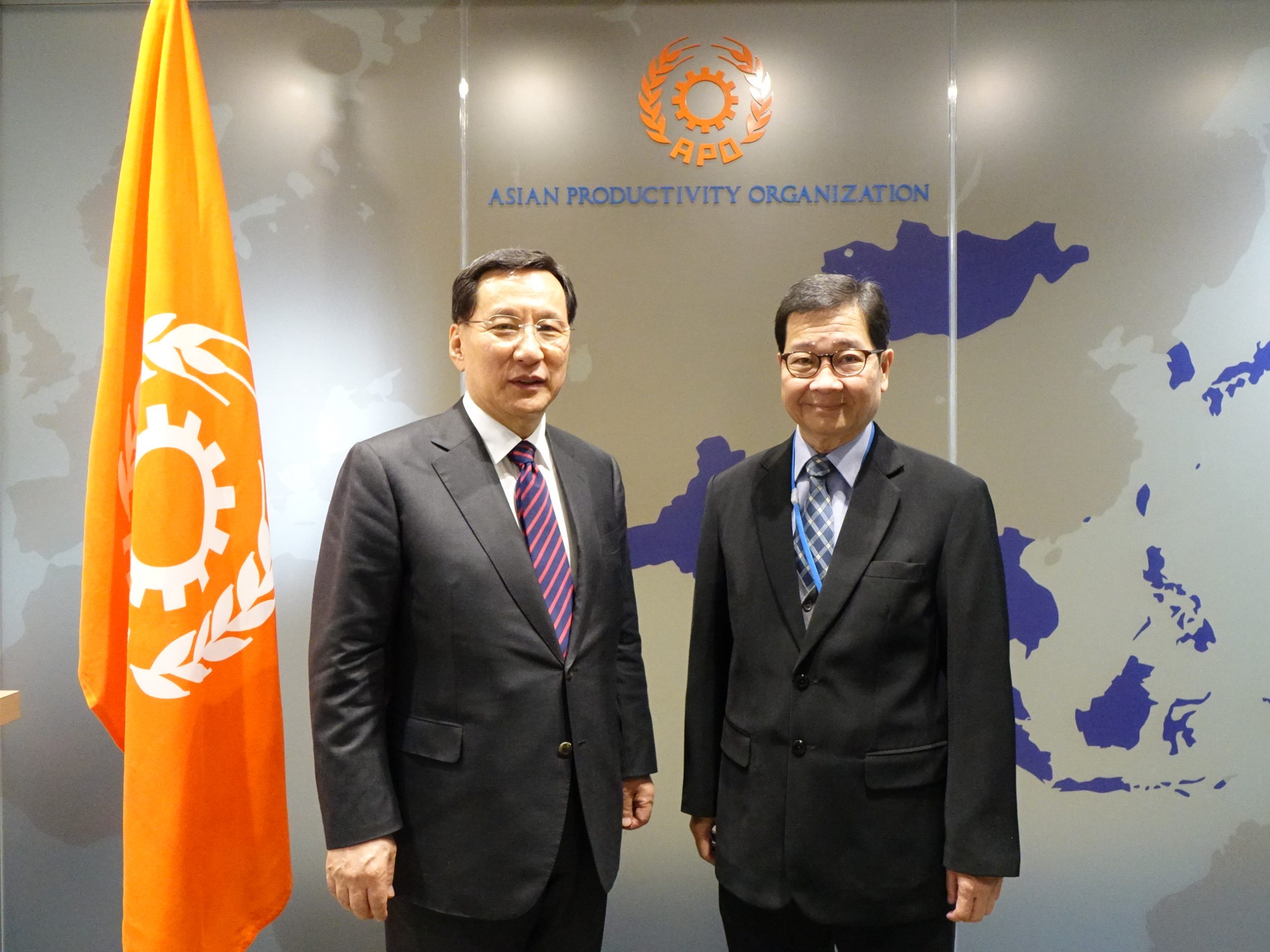 KPC Chairman and CEO Dr. Soon Jick Hong (L) and APO Secretary-General Dr. Santhi Kanoktanaporn at the Secretariat.