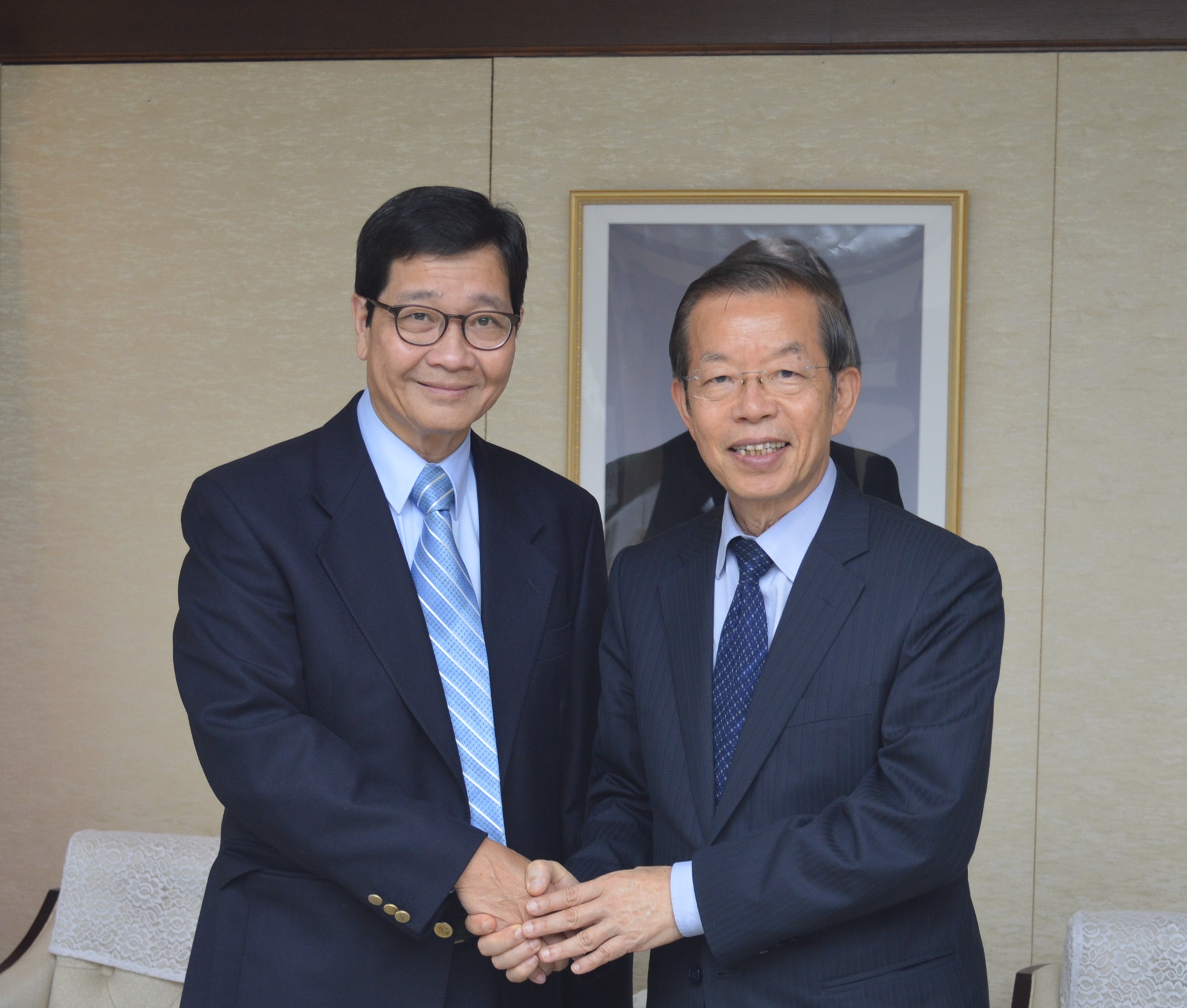APO Secretary-General Santhi Kanoktanaporn (L) during a courtesy call on Representative Frank Hsieh Chang-Ting of the Taipei Economic and Cultural Representative Office in Japan. 