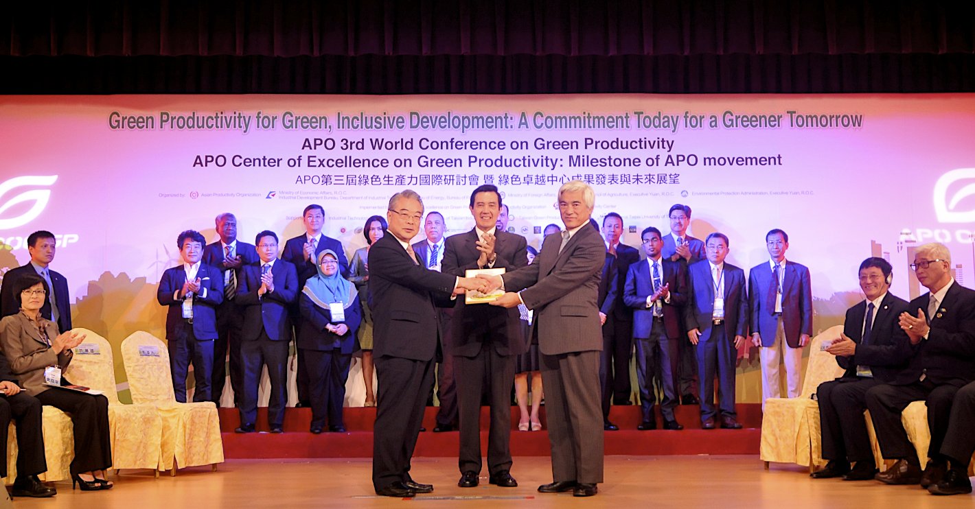 President Ying-Jeou Ma witnessing the handover of the GP Commitment Document by APO Director for the ROC Sheng-Hsiung Hsu to APO Secretary-General Mari Amano. The historic GP Commitment signing ceremony and launching of GP 2020 was carried out by representatives of all APO members and COE on GP during the APO 3rd World Conference on Green Productivity in Taipei, 4–6 November 2014.