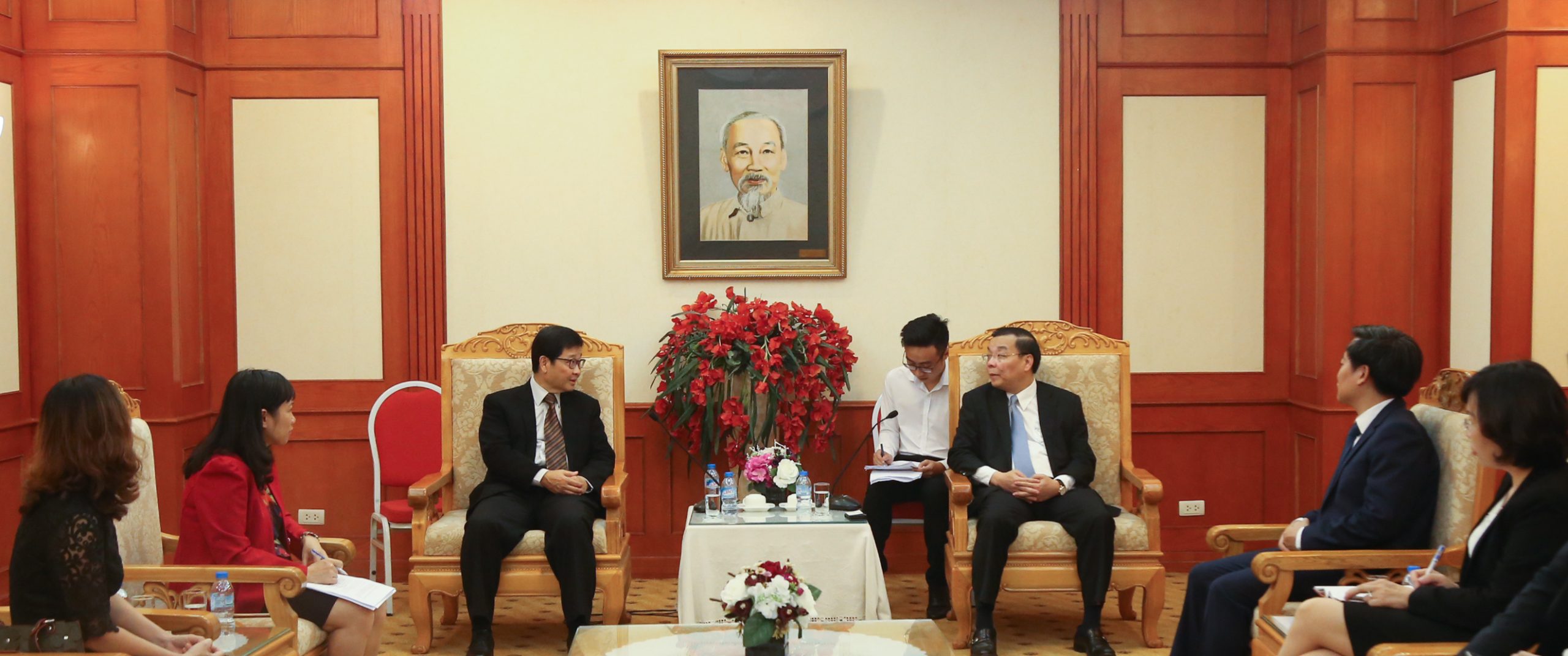 APO Secretary-General Santhi Kanoktanaporn (center L) conferring with Vietnam’s Minister of Science and Technology Chu Ngoc Anh (center R) and other Vietnamese productivity stakeholders in Ho Chi Minh City.