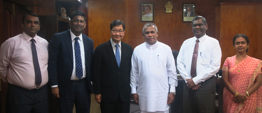 (L-R) National Productivity Secretariat Director and NPO Head for Sri Lanka W.M.D. Suranga Gunarathne, APO Secretariat Agriculture Department Program Officer Dr. Sheikh Tanveer Hossain, APO Secretary-General Santhi Kanoktanaporn, Minister of Public Administration & Management R.M. Ranjith Madduma Bandara, Ministry of Public Administration & Management Secretary and APO Director for Sri Lanka J. J. Rathnasiri, and Ministry of Public Administration and Management Additional Secretary and APO Alternate Director for Sri Lanka P.G.D. Pradeepa Serasinghe, Colombo, 12 March 2018.