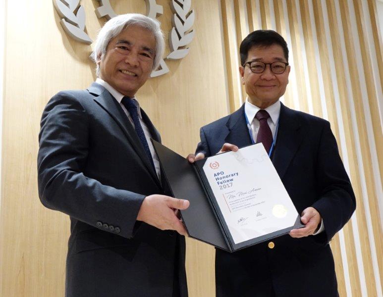 Former APO Secretary-General Mari Amano (L) receiving the APO Honorary Fellow certificate from APO Secretary-General Santhi Kanoktanaporn at the Secretariat in Tokyo, 27 March 2018.