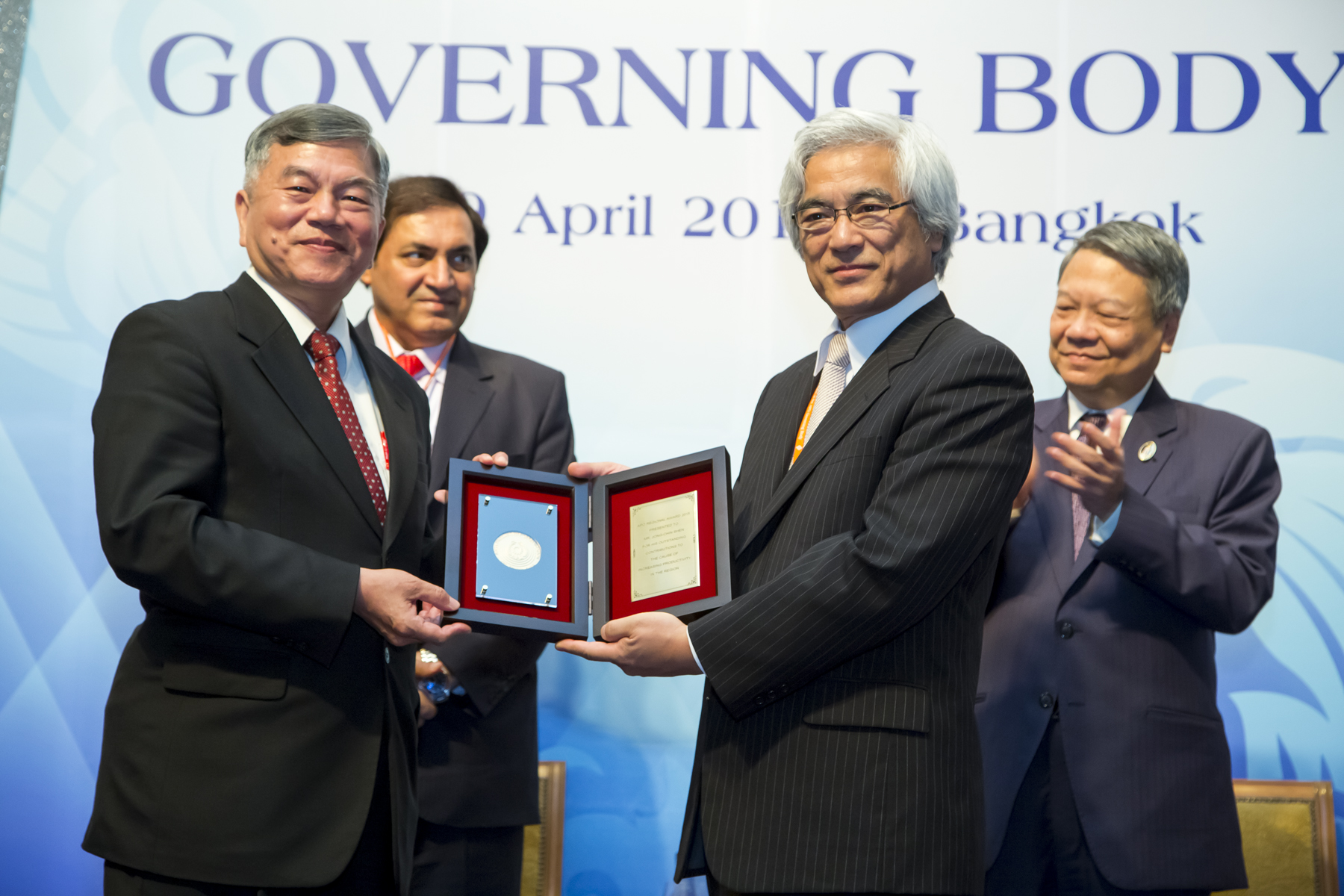 Secretary-General Mari Amano (R) conferred the award on Jong-Chin Shen from the Republic of China.