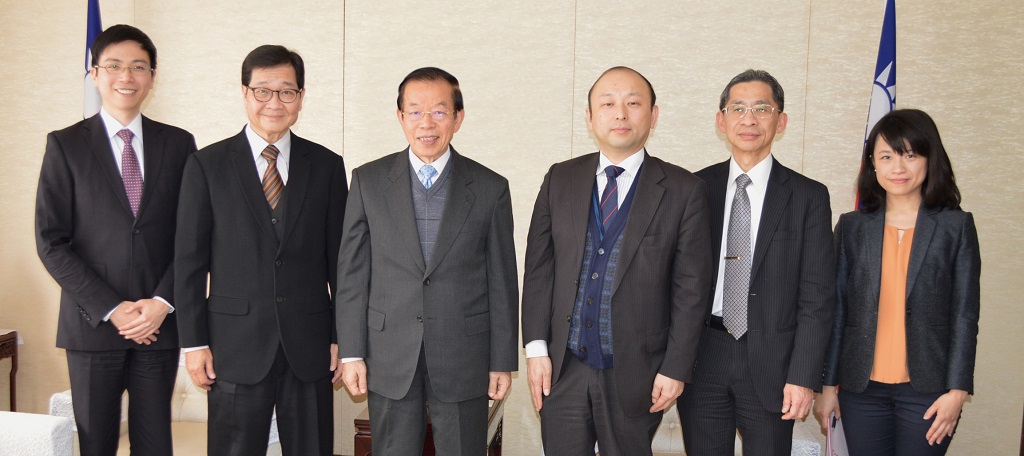 (L-R) APO Industry Department Program Officer Ta-Te Yang, APO Secretary-General Santhi Kanoktanaporn, TECRO in Japan Representative Frank Hsieh Chang-Ting, APO Industry Department Director Hikaru Horiguchi, TECRO in Japan Economic Divisioin Director Chou Li, and TECRO in Japan Economic Division Assistant to the Representative Lu Shih-Yin.