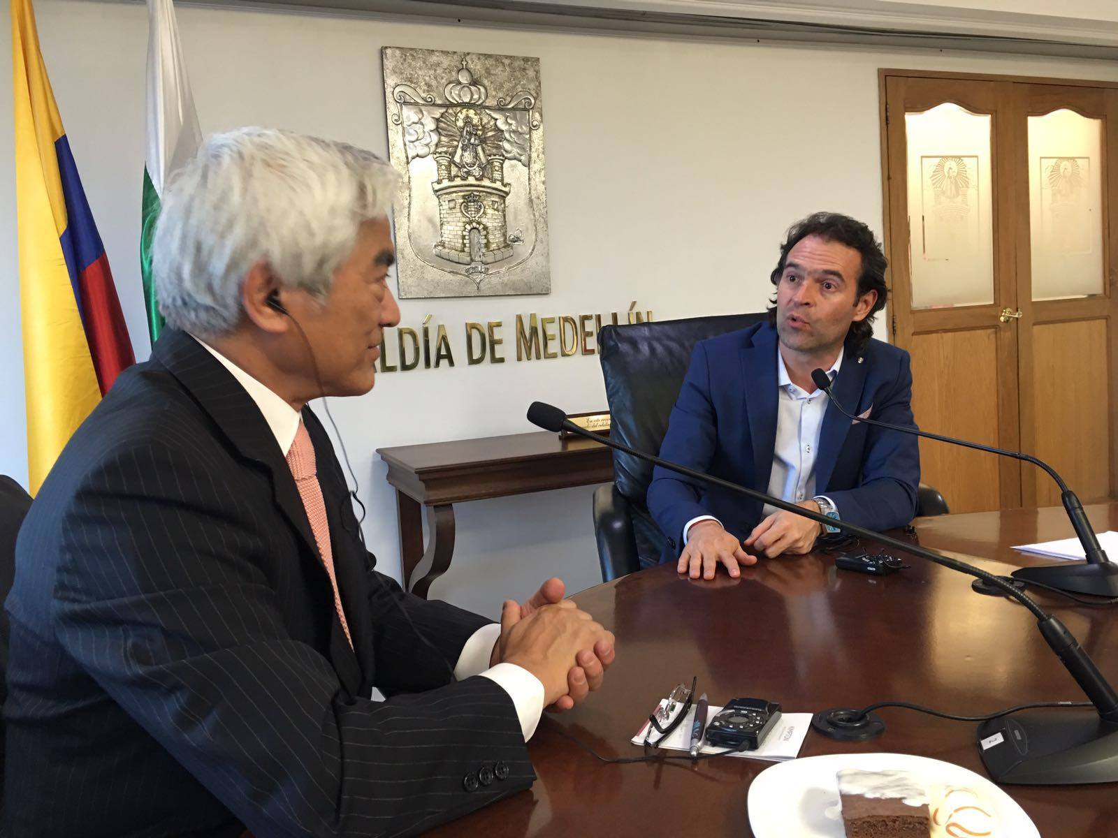 APO Secretary-General Amano and Medellín Mayor Federico Gutiérrez Zuluaga during his visit for the APO Training Course on the Development of Productivity Practitioners in Medellin City, Colombia.