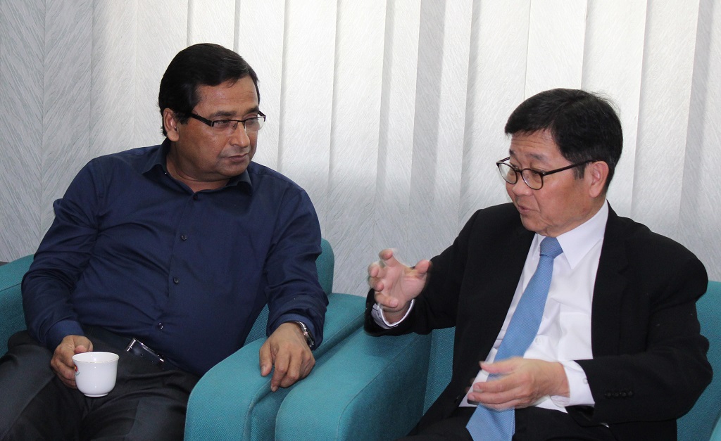 APO Secretary-General Santhi Kanoktanaporn (R) explaining how Bangladesh can take advantage from APO's Specific National Program to Ministry of Industries Secretary Muhammad Abdullah, Dhaka, 15 March 2018.