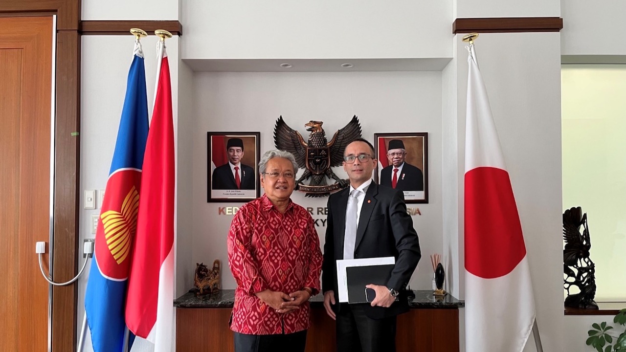 Secretary-General Singawinata meets Indonesian Ambassador in Japan