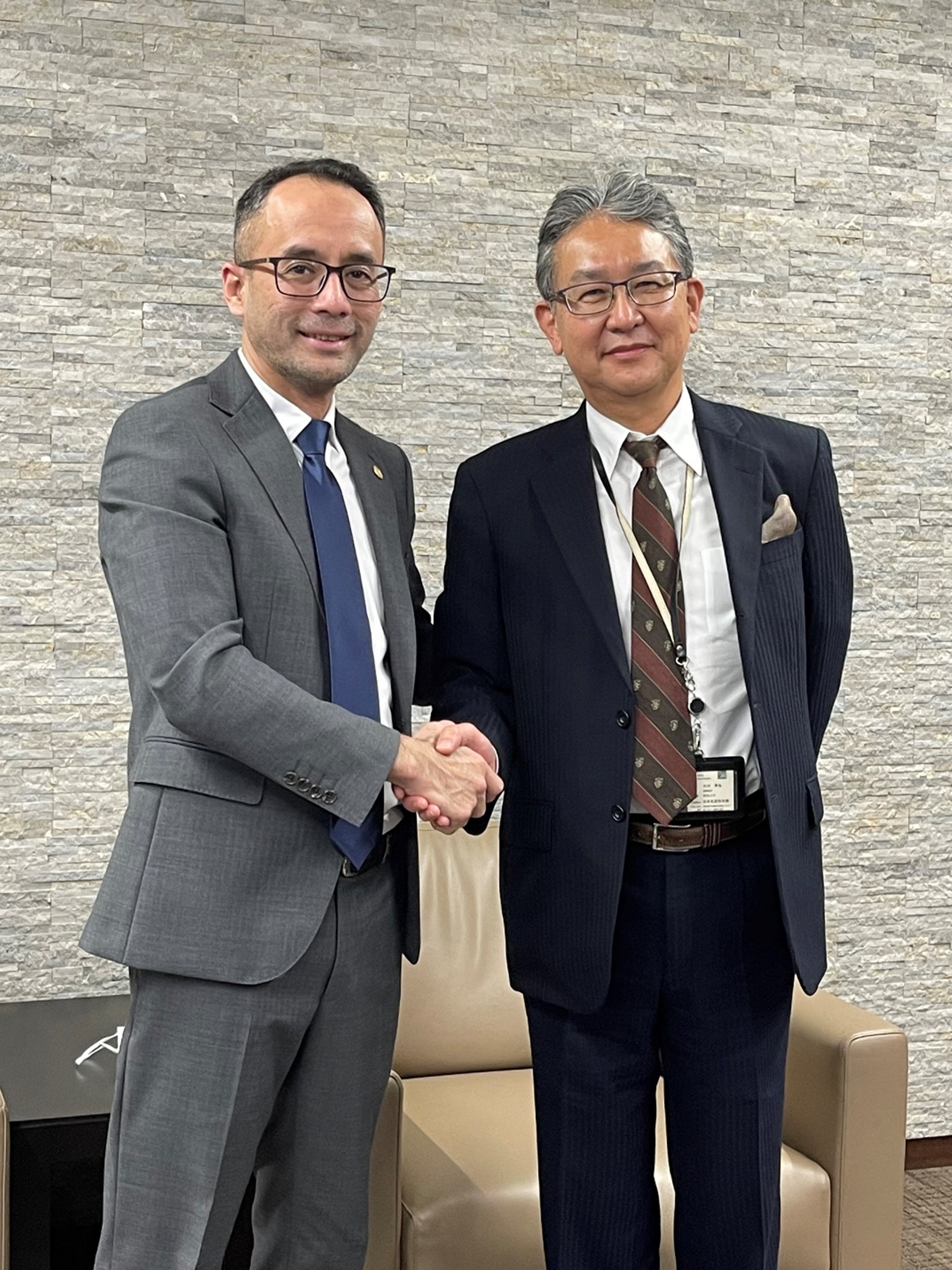 Managing Director Okawa (R) and Secretary-General Dr. Indra begin discussions at JPC headquarters.